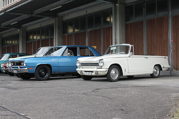 Image: Chrysler Valiant at the 2011 meeting for friends of nostalgic cars in Neuheim - Size differences - Chrysler Valiant and Triumph Herald