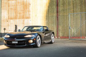 Chrysler Viper RT/10 (1995) - die Gestaltung der Scheinwerfer prägt die Form der Front