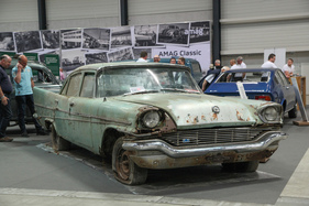 Chrysler Windsor 4-Door Sedan (1957) 45 Jahre in einem offenen Unterstand gelagert, jetzt auf dem Stand von AMAG Classic – Swiss Classic World Luzern 2022 (1957)