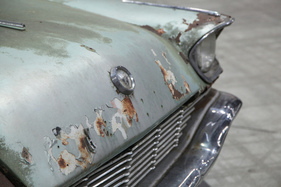 Chrysler Windsor 4-Door Sedan (1957) die Spuren von 45 Jahren Lagerung draussen – Swiss Classic World Luzern 2022