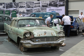 Chrysler Windsor 4-Door Sedan (1957) frisch geborgener Scheunenfund auf dem Stand von AMAG Classic – Swiss Classic World Luzern 2022