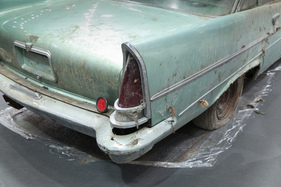 Chrysler Windsor 4-Door Sedan (1957) noch mit dem Dreck und Staub der Lagerung, jetzt auf dem Stand von AMAG Classic – Swiss Classic World Luzern 2022