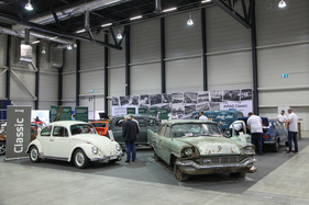 Chrysler Windsor 4-Door Sedan (1957) zusammen mit einem Audi Coupé und einem VW Käfer auf dem Stand von AMAG Classic – Swiss Classic World Luzern 2022 (1957)