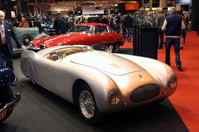 Cisitalia 202 (1956) - hübsche Barchetta, im Hintergrund ein seltener Alfa Romeo - Rétromobile Paris 2014