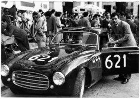 Cisitalia 202 D Competizione (1952) - an der Mille Miglia am 4. Mai 1952 (im Bild Carlo Dusio, der Sohn von Piero Dusio)