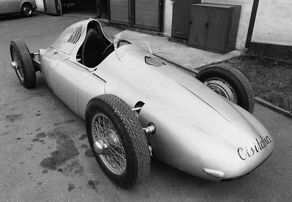 Cisitalia 360 (1947) - Im Jahre 1960 baute Auszubildende im 4. Lehrjahr den in Kisten und Einzelteilen aus Argentinien zurückgeholten Wagen zusammen