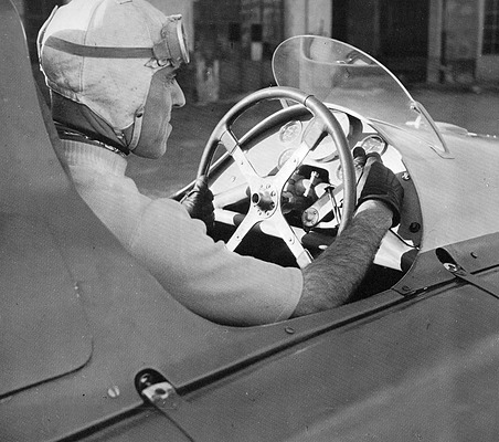 Cisitalia 360 (1947) - Nuvolari im Wagen beim Betätigen des Umschalthebels auf den Allradantrieb