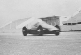 Cisitalia 360 (1947) - bei Rekordfahrten in Buenos Aires im Jahre 1953 - man sieht die Ölfahne, die das Auto nach sich zog