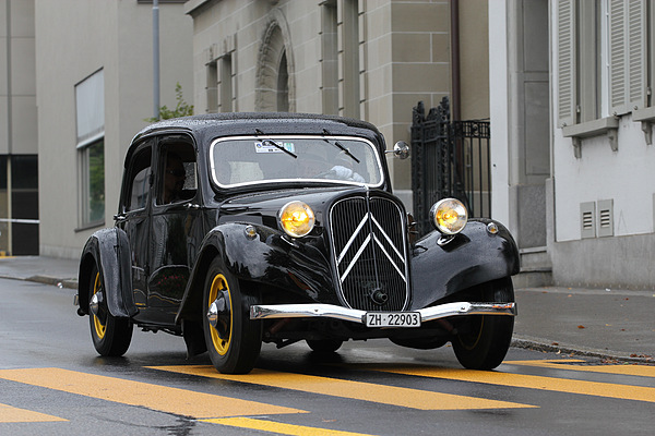 Bild: Citroën 11 BL Legére (1955) - schwarzer Wagen im Regen - am OSMT Corso Zug 2011