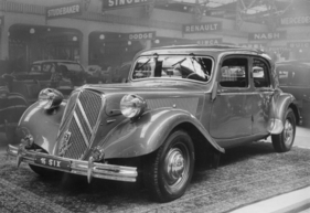 Citroën 15-Six - der Sechszylinder in freundlicher Farbgebung, dicht hinter dem Kühler die neuen Lüftungsklappen - Genfer Autosalon 1951