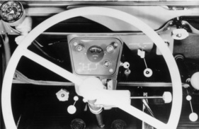 Citroën 2 CV (1951) - einfaches Interieur: Ladekontrollanzeige im Zentrum, notwendig wegen der schwachen Lichtmaschinen