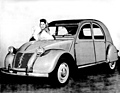 Citroën 2 CV (1955) - fehlende Eleganz wird mit zusätzlichem weiblichen Charme verkauft - Bild in einem Verkaufsprospekt