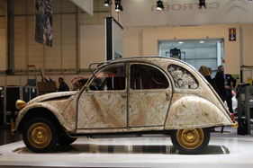 Citroën 2 CV (1960) - ein Citroën als Kunstobjekt auf dem Citroën-Stand - an der Techno Classica Essen 2012