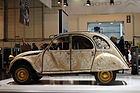 Citroën 2 CV (1960) - ein Citroën als Kunstobjekt auf dem Citroën-Stand - an der Techno Classica Essen 2012