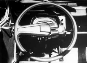 Citroën 2 CV (1974) - modernisiertes Interieur, ab 1974 sogar mit serienmässigem Aschenbecher