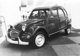 Citroën 2 CV 6 – 4 PS Mehrleistung bringen den 2 CV auf über 100 km/h, kosten aber 800 Franken Aufpreis – gezeigt am Genfer Autosalon 1971