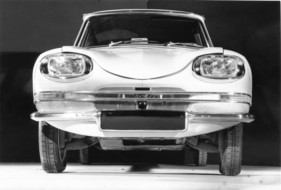 Citroën Ami 6 (1961) - die Vorderansicht mit den breiten Scheinwerfern und der charakteristischen geschwungenen Linie dazwischen Citroën Ami 6 (1961) - die Vorderansicht mit den breiten Scheinwerfern und der charakteristischen geschwungenen Linie dazwischen