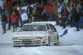Citroën BX - Ein Citroën BX Gruppe 4 wühlt sich ander Rallye Monte Carlo 1986 durch den Schnee