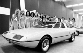Citroën Camargue am Genfer Automobilsalon 1972 - das Bertone-Coupé überzeugt, aber die Mädchen geben erst den krönenden Rahmen