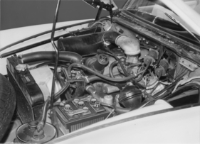 Citroën DS 19 (1956) - Blick auf den Motor - gut sichtbar die Leitungen der Hydraulik