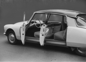 Citroën DS 19 (1956) - Breit öffnende Türen erleichtern den Einstieg Citroën DS 19 (1956) - Breit öffnende Türen erleichtern den Einstieg