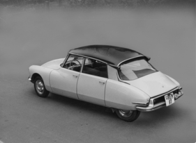 Citroën DS 19 (1956) - Dach aus Kunststoff und gewölbte Heckscheibe - selbst bei offenen Kofferraum kann man rückwärtsmanövrieren Citroën DS 19 (1956) - Dach aus Kunststoff und gewölbte Heckscheibe - selbst bei offenen Kofferraum kann man rückwärtsmanövrieren