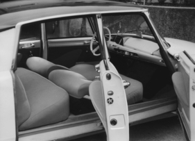Citroën DS 19 (1956) - Rücklehnen der Vordersitze lassen sich ganz herunterklappen und bieten zusammen mit der umgedrehten Hintersitzbank eine angenehme Ruhegelegenheit
