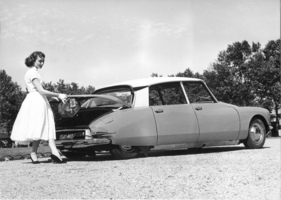 Citroën DS 19 (1957) - völlig abgesenkt lässt sich natürlich auch der Kofferraum einfacher füllen