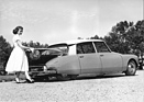 Citroën DS 19 (1957) - völlig abgesenkt lässt sich natürlich auch der Kofferraum einfacher füllen