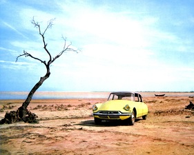 Citroën DS 19 (1959) - Beach scene from a sales brochure