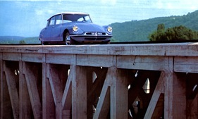 Citroën DS 19 (1959) - in der seltenen, nur 1959 angebotenen Farbe "Bleu Delphinium" - Szene aus einem Verkaufsprospekt