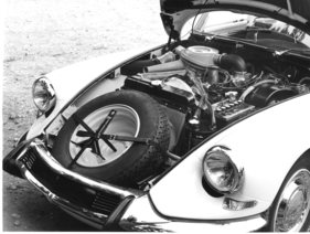 Citroën DS 21 (1966) - Reserverad und Stütze vorne im Bug - einen Wagenheber brauchten DS-Fahrer dank der Hydropneumatik nicht