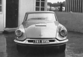 Citroën GT 19 Bossaert (1960) – Markante Lufthutze auf der Motorhaube und Corvette-artiges Emblem mit gekreuzten Flaggen Citroën GT 19 Bossaert (1960) – Markante Lufthutze auf der Motorhaube und Corvette-artiges Emblem mit gekreuzten Flaggen