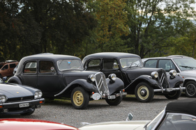 Citroën 11 Légère (1950) – neben einem etwas jüngeren Exemplar mit geradem Stossfänger – Albisgütli Classic Cars & Bikes 2024