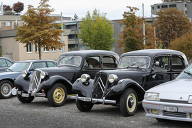 Citroën 11 Légère (1953) – neben einem etwas älteren Exemplar mit geschwungenem Stossfänger – Albisgütli Classic Cars & Bikes 2024