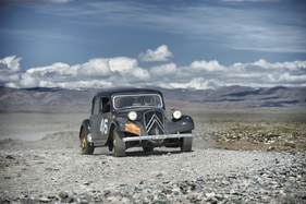 Citroën 11B (1955) - Mario Illien mit Tochter in den Bergen - Rallye Peking-Paris 2013