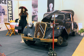 Citroën 15 CV (1954) - Sechszylinder-Version des konstruktiv inzwischen 80-jährigen Fronttieblers - auf einem schön drappierten Clubstand - Oldtimer- und Teilemarkt Fribourg 2014