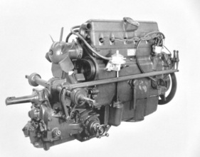 Citroën 15-Six D (1948) – der ab September 1947 (Modelljahr 1948) installierte, rechtsdrehende Motor, erkennbar an der Aufnahme für die Andrehkurbel an der Getriebe-Hauptwelle statt an der Zwischenwelle