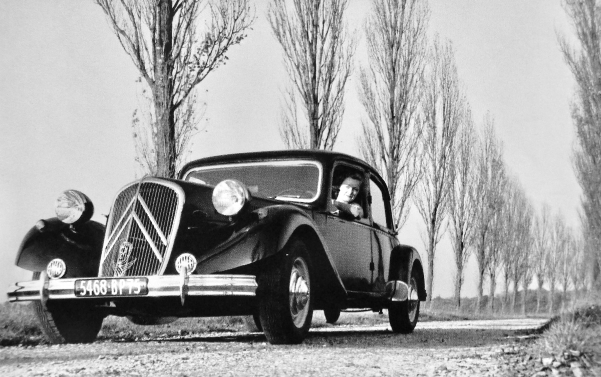 Citroën 15-Six D (1952) – dank tiefem Schwerpunkt mit einer Strassenlage ohnegleichen