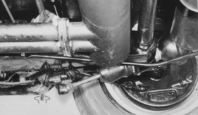 Citroën 15-Six H (1954) – Die hydropneumatisch gefederte Hinterachse. Rechts gut zu erkennen: die Federkugel