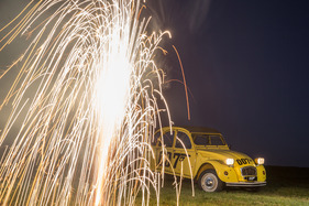 Citroën 2 CV 007 (1981) - Feuerwerk-Stimmung Citroën 2 CV 007 (1981) - Feuerwerk-Stimmung