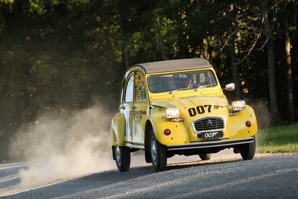 Citroën 2 CV 007 (1981) - auch eine kleine Ente kann Staub aufwirbeln