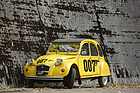 Citroën 2 CV 007 (1981) - aus der Entfernung sehen die Einschusslöcher echt aus
