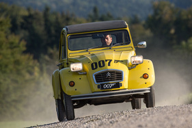 Citroën 2 CV 007 (1981) - das eine Einschussloch vorne hätte James Bond wohl den Garaus gemacht