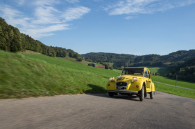 Citroën 2 CV 007 (1981) - die Ente neigt sich stark in die Ecke