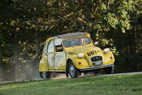 Citroën 2 CV 007 (1981) - die weiche Federung hält alle Räder auf dem Boden
