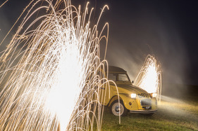 Citroën 2 CV 007 (1981) - gleissende Lichtfonänen Citroën 2 CV 007 (1981) - gleissende Lichtfonänen