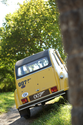 Citroën 2 CV 007 (1981) - ob die Einschusslöcher wohl genau an derselben Stelle sind wie beim Filmauto?