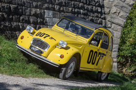 Citroën 2 CV 007 (1981) - viereckige Leuchten im Stil der Zeit