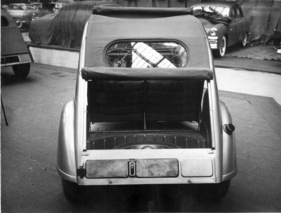 Citroen 2 CV (1948) - das Ersatzrad fand hinten im Kofferraum Platz - Präsentation des Vorserienfahrzeugs am Pariser Autosalon von 1948